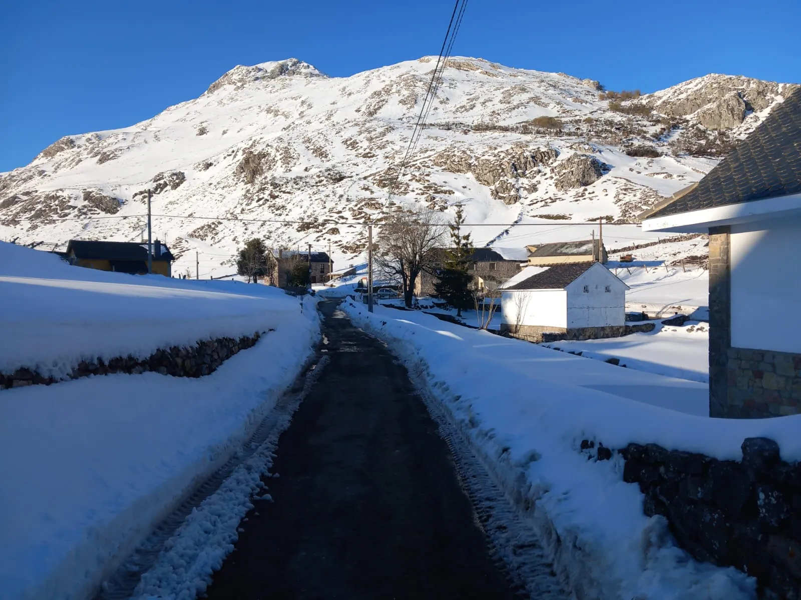 La nieve cubre los paisajes de Somiedo y Teverga