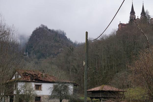 Se derrumba parte del techo de la casona de Les Llanes, en Covadonga