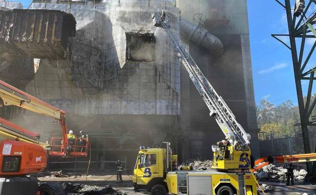 Incendio en el precipitador de la central térmica de Soto de la Barca, en Tineo