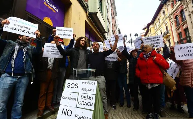 Un centenar de militantes piden una votación ante la crisis de Podemos