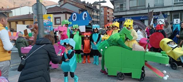 Pola de Lena llena de color las calles con su desfile de carnaval