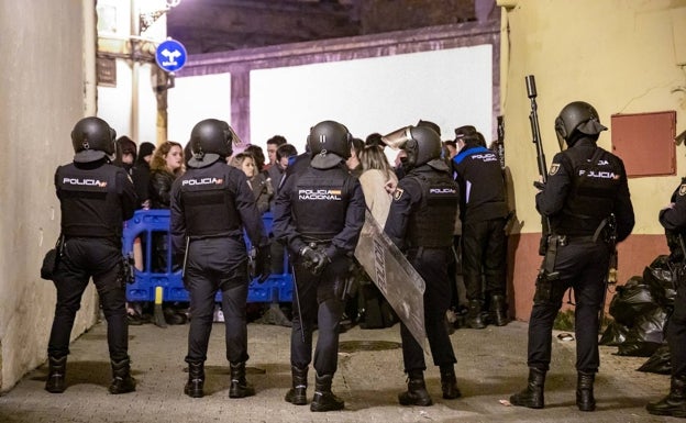 La Policía detiene a 13 personas e identifica a 110 en una redada en el ocio nocturno de Oviedo