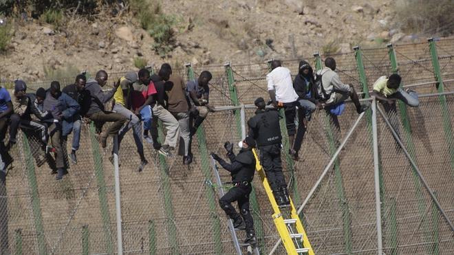 Marruecos reconoce «disfunciones» en la última llegada masiva de pateras