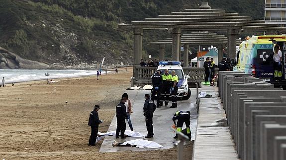 Mueren dos surfistas en la playa de Zarautz