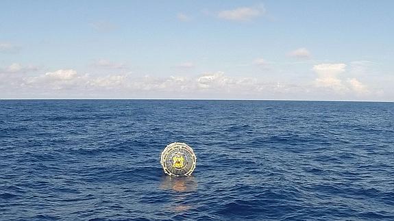 Rescatan a un maratoniano que se dirigía a Las Bermudas andando en un globo por mar