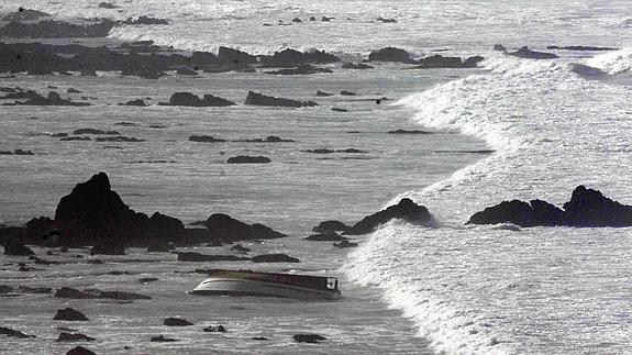 Un muerto al embarrancar un barco en la costa de Vizcaya