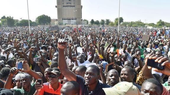 El Ejército se aferra al poder en Burkina Faso pese al clamor por un líder civil