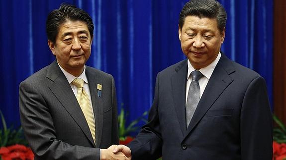 Los líderes de China y Japón se reúnen por primera vez en dos años de conflicto