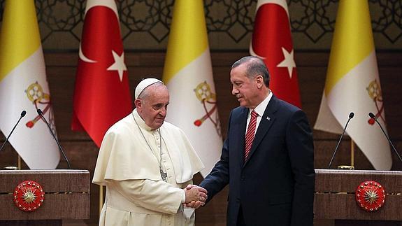 El Papa pide en Turquía anteponer el diálogo interreligioso al terrorismo fundamentalista