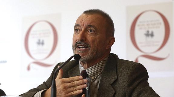 Pérez-Reverte acusa al Gobierno de abandonar a la RAE