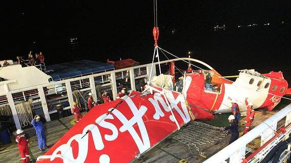 El avión de AirAsia, con el copiloto al mando, cayó al mar de Java en 3 minutos