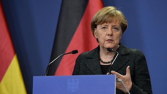 Merkel: «Hay que esperar que Atenas defina su posición para buscar soluciones»