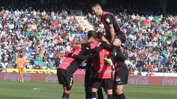 El Almería remonta y castiga al Córdoba