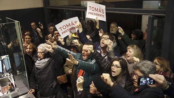 Simpatizantes de Tomás Gómez se concentran ante la sede del PSOE