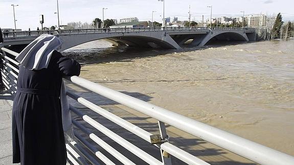 Zaragoza, en alerta ante la crecida del Ebro