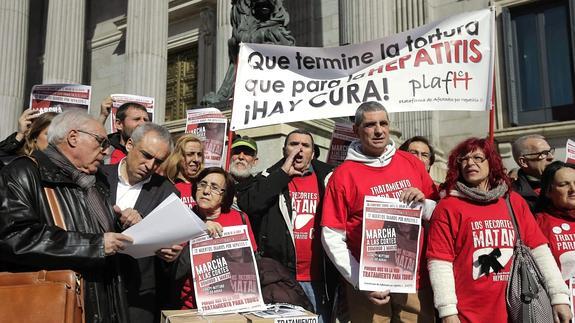 Afectados por la hepatitis C marchan para exigir sus tratamientos