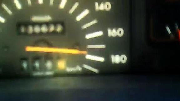 Se graba con el móvil conduciendo a 190 km/h con su hijo pequeño de pie y lo cuelga en internet