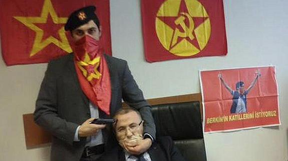 Muere el fiscal turco secuestrado por un grupo de extrema izquierda