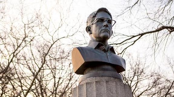 Artistas colocan un busto de Edward Snowden en Nueva York