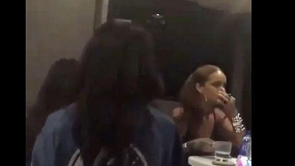 Rihanna niega haber sido pillada esnifando cocaína: «Era un porro»