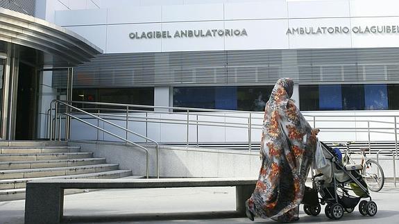 Amnistía Internacional denuncia que el decreto que limitaba la atención a los irregulares provocó el «caos»