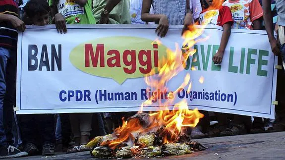 India prohíbe la producción y venta de fideos instantáneos Maggi de Nestlé