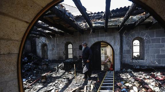 Un incendio provocado afecta a la iglesia del milagro de los panes y los peces