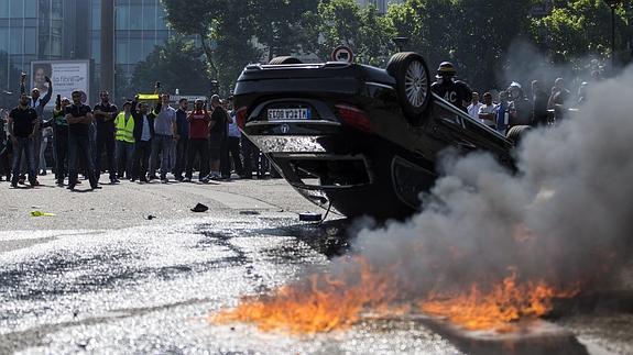 Los taxistas franceses, en pie de guerra contra Uber