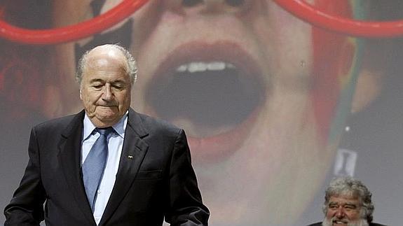 Blatter provoca confusión al decir que no ha dimitido