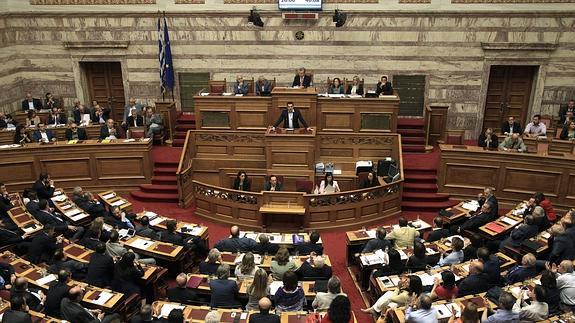 El Parlamento griego aprueba la convocatoria de un referéndum sobre el rescate