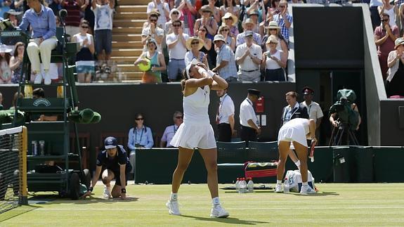 Muguruza pasa a octavos de Wimbledon en un gran partido