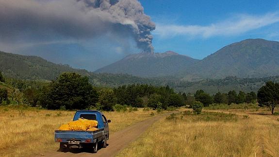 El aeropuerto de Bali, cerrado de nuevo por una erupción volcánica