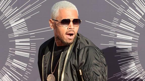 Filipinas autoriza la salida de Chris Brown