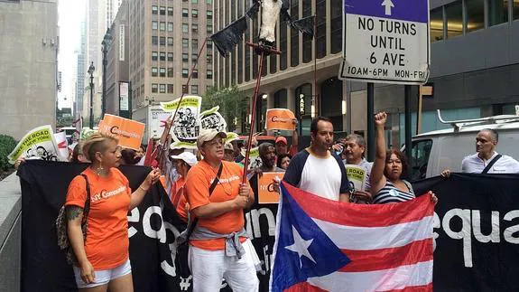 Puerto Rico cae en suspensión de pagos, asfixiado por la crisis fiscal