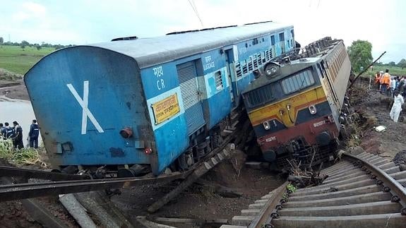 Al menos 28 muertos al descarrilar dos trenes en la India