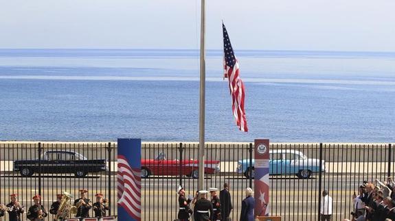 La bandera de EE UU ondea de nuevo en la embajada de Cuba