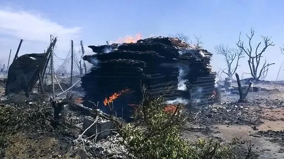 Las llamas arrasan un asentamiento chabolista en Lepe