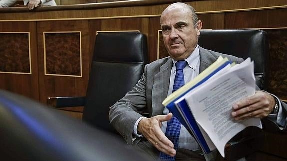 Guindos, sobre Grecia, advierte de la «frustración» y los «costes» que generan los populismos