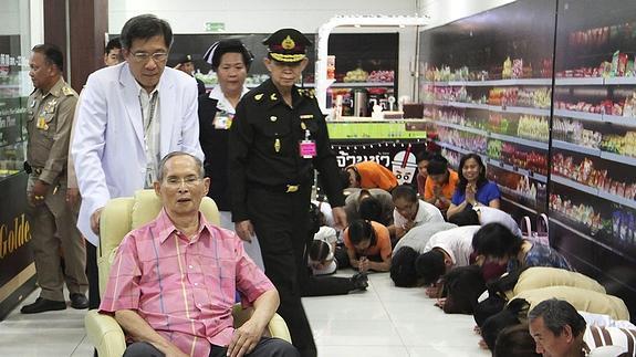 Los monarcas con más años en el trono