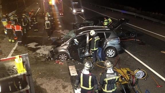 Tres fallecidos en un choque frontal entre dos vehículos en Madrid