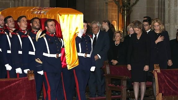 Los Reyes y las infantas Elena y Cristina despiden al infante don Carlos