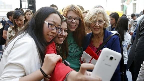 Carmena rehuye de la «confrontación» con el PP porque «siempre hay que buscar lo que suma»