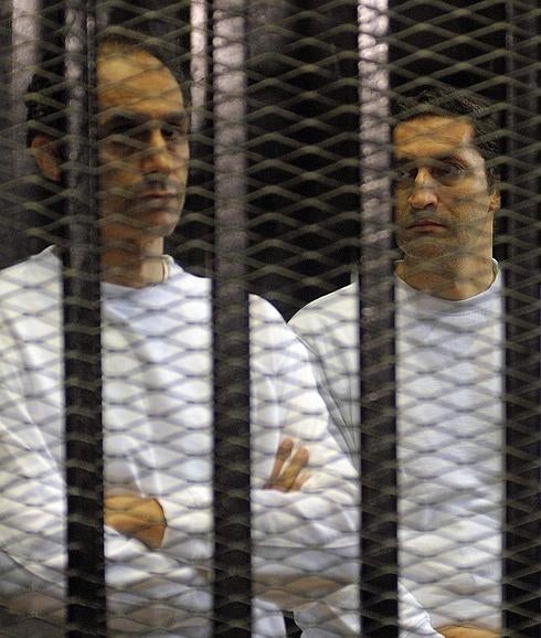 La Justicia egipcia ordena la liberación de los hijos de Mubarak