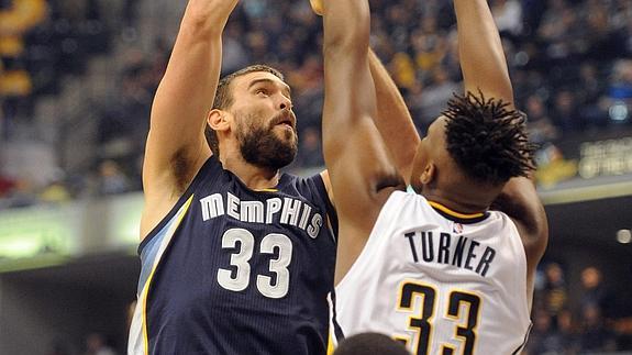 Marc Gasol reivindica su liderazgo y da el primer triunfo a los Grizzlies