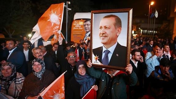 Erdogan recupera la mayoría absoluta en el Parlamento turco