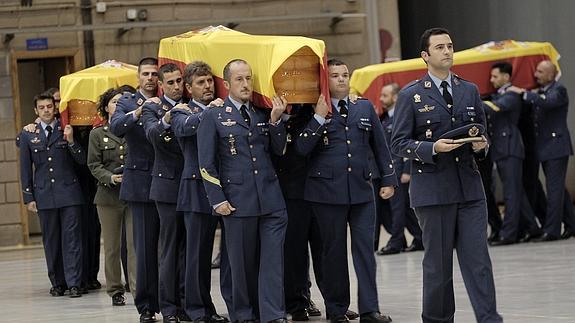 Familias y autoridades despiden a los militares fallecidos agradeciendo su «vivir y morir por España»