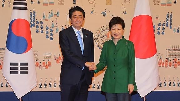 La presidenta surcoreana recibe al primer ministro japonés para apaciguar relaciones