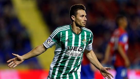 El Betis se alía con los palos para llevarse el triunfo ante el Levante