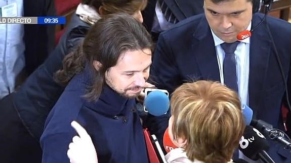 Pablo Iglesias y Celia Villalobos se enzarzan en el Congreso