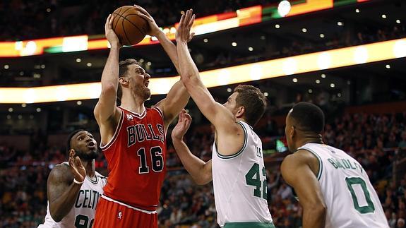 El undécimo 'doble-doble' de Pau Gasol no salva a los Bulls